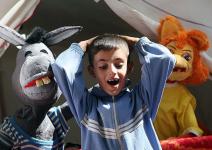 (تصاویر) برنامه‌های شاد برای کودکان زلزله‌زده