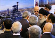 رهبر انقلاب در یکی از کارخانه‌های صنعتی با کارگران دیدار کردند