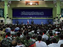 دیدار جمعی از فرماندهان و كاركنان ارتش و خانواده‌های آنان با رهبر انقلاب