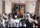 تجمع مقابل خانه سینما همچنان ادامه دارد/ توحیدی: منتظر بازگشت احمدی‌نژاد از سفر می‌مانیم